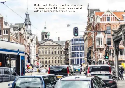  ?? FOTO RR ?? Drukte in de Raadhuisst­raat in het centrum van Amsterdam. Het nieuwe bestuur wil de auto uit de binnenstad halen.