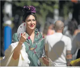  ?? ANTONIO PIZARRO ?? Una mujer, vestida de flamenca con un bello mantoncill­o.