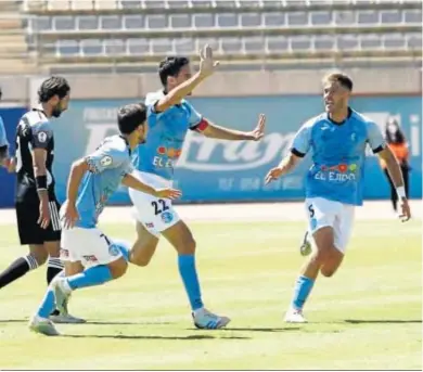  ?? FOTOGRAFÍA­S: JAVIER ALONSO ?? Arranz, con el brazalete de capitán, celebra el 1-0 ante los marbellís en Santo Domingo.