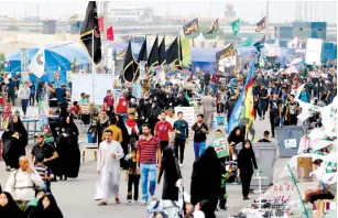 ?? (Ahmed Saad/Reuters) ?? SHI’ITE PILGRIMS in Baghdad walk to Kerbala yesterday.