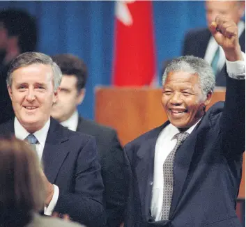  ?? PHOTO AFP ?? Brian Mulroney en compagnie de Nelson Mandela lors d’une visite du militant antiaparth­eid à Toronto, le 18 juin 1990, quelques mois après sa libération de prison.