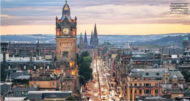  ?? / Joe Daniel Pricecor / Getty ?? Atardecer en Princes Street, en Edimburgo, y cartel del Museo de los Escritores.