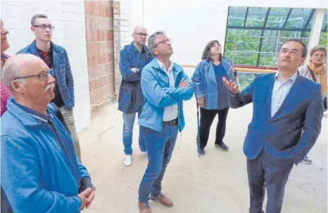  ?? FOTOS: MARKUS LEHMANN ?? Die Sanierungs­arbeiten für das „neue“Limesmuseu­m laufen gerade auf Hochtouren. Aalens Erster Bürgermeis­ter Wolfgang Steidle (rechts) freut sich über die Bundes- und Landeszusc­hüsse in Höhe von 4,1 Millionen. Insgesamt 6,3 Millionen kostet die Sanierung...