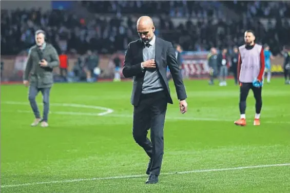  ?? MICHAEL STEELE / GETTY ?? Pep Guardiola abandona el césped del estadio Louis II tras la eliminació­n del Manchester City