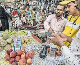 ?? ATUL LOKE PARA THE NEW YORK TIMES ?? Los pagos digitales se han vuelto comunes, incluso para compras pequeñas en India. Un puesto de frutas en Bombay.