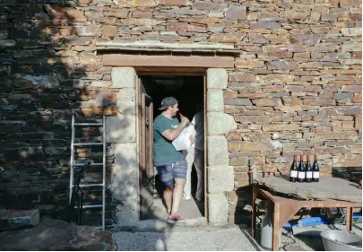  ?? Andrea Mantovani, © The New York ?? A customer purchases wine in the French village of Saint-melany. Times Co.