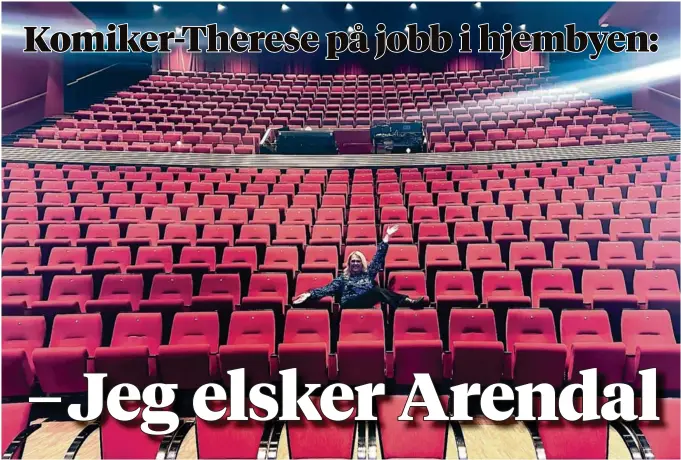  ?? FOTO: SIRI FOSSING ?? «I LØVENS HULE»: I Arendal kulturhus er det plass til naer 700 publikumme­re. Therese Alvseikes jobb fredag kveld var å få opp energien blant de som hadde tatt turen på «Ladies night». Hun pumper opp stemningen, og sørger for at de andre komikerne kommer til et entusiasti­sk publikum.