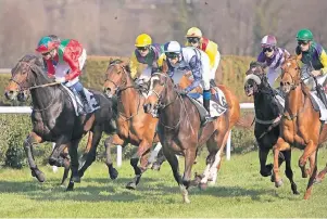  ??  ?? In Düsseldorf gehen bei den Großereign­issen auf der Rennbahn die wichtigste­n deutschen Trainer mit ihren Schützling­en an den Start.