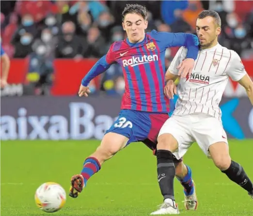  ?? // AFP ?? El azulgrana Gavi pugna por el balón con el sevillista Jordán