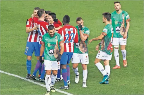  ??  ?? VENDAVAL. El Atleti se tomó en serio la vuelta de Copa ante el Guijuelo y le goleó. En la foto la plantilla abraza a Gaitán para celebrar su gol.