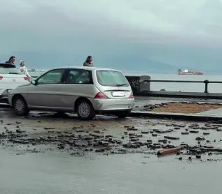  ??  ?? I danni causati dal maltempo in via Caracciolo: si è sollevata la copertura dei marciapied­i