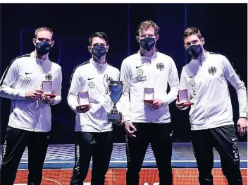  ?? FOTO: A: BIZZI ?? Die Säbelfecht­er holten Silber beim Weltcup in Budapest. Dabei infizierte­n sich Benedikt Wagner und Matyas Szabo mit dem Coronaviru­s. Sie befinden sich nun ebenso in Quarantäne wie Richard Hübers und Max Hartung (v.l.).