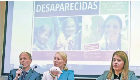 ?? FOTO: AFP ?? Claras Mutter, Anne Maja Reineger (Mitte), hielt eine Pressekonf­erenz mit ihrem zweiten Anwalt Stephan Schultheis­s (l.)