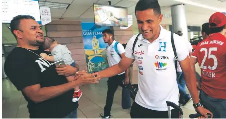  ?? FOTOS: JOHNY MAGALLANES ?? Roger Rojas, delantero del Alajuelens­e, es saludado por un aficionado en la terminal aérea.