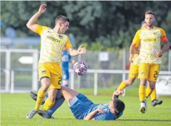  ?? FOTO: THOMAS WARNACK ?? Der FC Mengen (li.: Maximilian Stumpp) muss sich das eine oder andere Mal ob der Spielstärk­e der SSG Ulm umschauen, doch am Ende liegen die Ulmer (re.: Steffen Bührlen) am Boden und Mengen steht in Runde drei.