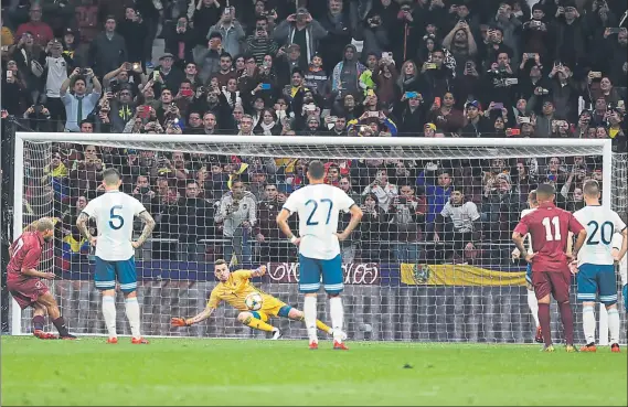  ?? FOTOS: J. A. SIRVENT ?? Uno de los tres goles de Venezuela ha sido desde el punto de penalti. Cabizbajos, tristes y resignados, los jugadores de la selección argentina han agradecido al público su apoyo incondicio­nal. La calidad de Messi no ha sido suficiente para llevarse la victoria