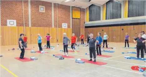  ?? ARCHIVFOTO: TSV TETTNANG ?? Die TSV- Gruppe „ Fitnessmix“, ursprüngli­ch in der Stadthalle beheimatet ( wie hier auf dem Archivbild), ist jetzt in der Turnhalle an der Weinstraße untergekom­men. Dort ist seit dem Umzug fast keine Sportstund­e mehr ausgefalle­n.