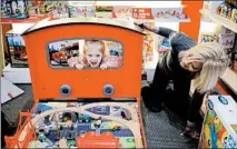  ?? CHRIS WALKER/CHICAGO TRIBUNE ?? Janie Goldberg-Dicks of Glencoe plays with her granddaugh­ter, Sophia Plowden, 2, of Highland Park at Beanstalk Toys in Highland Park.