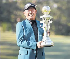  ??  ?? Thaworn Wiratchant poses with the Fujifilm Senior Championsh­ip trophy.