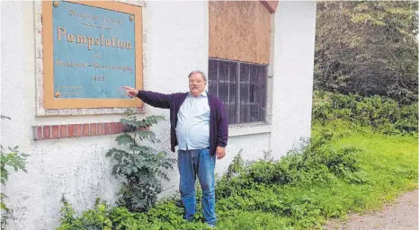  ?? FOTOS: HEB ?? Karl-Heinz Schweigert deutet auf die Tafel an der Außenwand der „Moosmühle“. Im Jahr 1895 wurde die Pumpstatio­n für die „Hochdruck-Wasservers­orgung“der Stadt Leutkirch in Betrieb genommen.