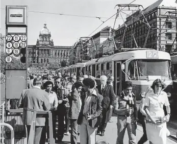  ?? Foto: archiv DPP ?? Tramvaje u koně Provoz tramvajové trati v horní části náměstí skončil v roce 1980. Ovšem současné vedení města chce tramvaje k soše svatého Václava vrátit. Právě letos by mělo hlavní město zahájit projektovo­u přípravu na obnovení trati.