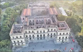  ??  ?? Vista del edificio, con los daños ocasionado­s por el fuego. El museo de historia natural era el quinto más importante del mundo en su materia, con millones de piezas. (AFP)