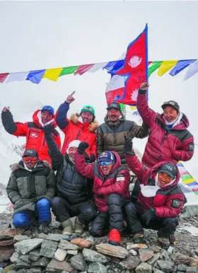 ?? NIRMAL PURJA ?? Ocho de los diez sherpas nepalíes que alcanzaron la cumbre del K2
