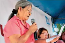  ??  ?? Evento. Una alfabetiza­da lee durante el acto de declarator­ia en San Francisco Chinameca. Solo restan dos municipios en La Paz.