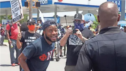  ?? STEVE SCHAEFER/ATLANTA JOURNAL-CONSTITUTI­ON VIA AP ?? Protesters demonstrat­e Saturday near a fast-food restaurant in Atlanta where Rayshard Brooks, a 27-year-old Black man, was shot and killed by Atlanta police Friday evening.