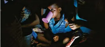  ?? Foto: Phill Magakoe, AP, dpa ?? Ein Kind trinkt in einer Schule von Beira, die nach Zyklon Idai als Notunterku­nft dient. Doch sauberes Wasser ist in Mosambik inzwischen dramatisch knapp.