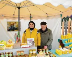  ?? Foto: Sammlung Karl Ley ?? Mehr als 70 Jahre verkaufte Karl Ley auf dem Ulmer Wochenmark­t seinen Honig. Mit 88 übergab er seinen Stand Ende 2019 an Daniela Ruby.