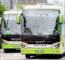  ?? DPA-BILD: BORIS ROESSLER ?? Fährt der Konkurrenz davon: Flixbus beherrscht den deutschen Fernbusmar­kt.