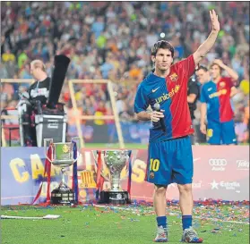  ?? FOTO: CLAUDIO CHAVES ?? Messi, celebrando la consecució­n de los títulos en 2008-2009