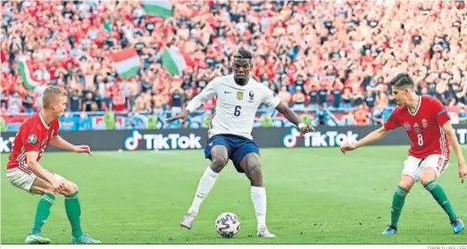  ?? TIBOR ILLYES / EFE ?? El francés Pogba controla el balón entre los húngaros Schäfer y Nagy.