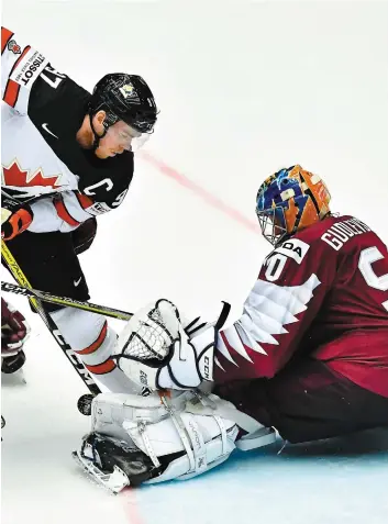  ?? PHOTO AFP ?? Connor Mcdavid ne réussit pas à déjouer le gardien Kristers Gudlevskis sur cette séquence, mais se reprendra plus tard en prolongati­on.