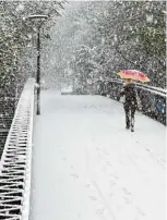  ?? Foto: Tobias Hase, dpa ?? Und es war Winter: eine Fußgängeri­n in der Stadtmitte von München.