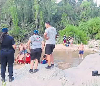  ?? POLICÍA DE CÓRDOBA ?? RESCATE. Un operativo por una persona ahogada, en enero pasado, en un río de Traslasier­ra. Entre niños, ocurre más en piletas.