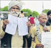  ?? MUJEEB FARUQUI/HT PHOTO ?? Farmers show the applicatio­ns that they handed over to Madhya Pradesh chief minister Shivraj Singh Chouhan in Bhopal on Sunday.