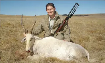  ??  ?? Die skrywer en sy vriend Robert (op foto) ondersteun nie die teel van kleurvaria­nte nie. Hierdie wit blesbok is teen dieselfde prys as gewone bruin blesbokke gejag.