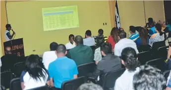  ??  ?? EDUCACIÓN. Directores y docentes de colegios en Atlántida conocieron los resultados del Curla.