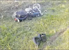  ??  ?? La motociclet­a y su ocupante fueron a parar a un costado de la Ruta 7, tras producirse el violento impacto.