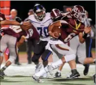  ?? TANIA BARRICKLO — DAILY FREEMAN ?? Kingston quarterbac­k Manny Wilson looks for running room during Tigers’ loss to Middletown on Friday.