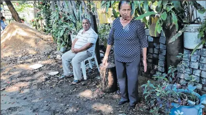  ?? Fotos: Freddy Rodríguez / EXTRA ?? La madre del occiso mostró el lugar donde fue abandonado el cuerpo de su hijo, la madrugada del sábado.