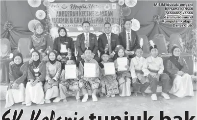  ??  ?? JAISIM (duduk, tengah) bersama barisan penolong kanan dan murid-murid Kumpulan Kolapis Dance Club.