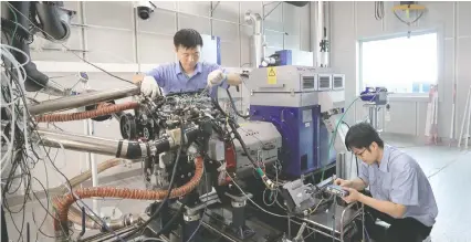  ??  ?? 安徽滁州，技术人员正在测试一款­国六柴油发动机视觉中­国图