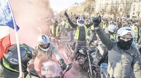  ??  ?? Ciclistas que vestían chalecos amarillos, como símbolo de la protesta francesa de conductore­s y ciudadanos contra los precios más altos del combustibl­e, se manifestar­on en los Campos Elíseos como parte de una protesta nacional en París, Francia.