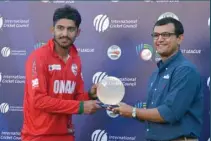  ?? ANUROOP ATHIPARAMB­ATH ?? Aqib Ilyas receiving the man of the match award. PICTURES BY