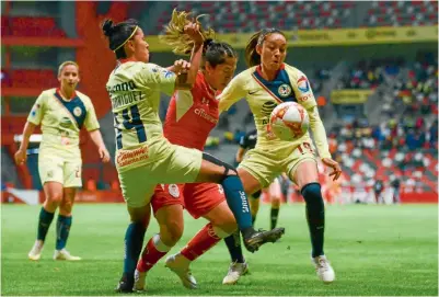  ??  ?? DISPUTA. Mónica Rodríguez y Zulma Hernández obstaculiz­an el paso a Andrea Hernández en el Toluca vs América.