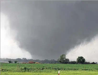  ?? PAUL HELLSTERN / THE OKLAHOMAN/ AP ?? Paso de un tornado por la zona sur de Oklahoma City, la más afectada por el impacto