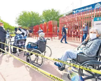  ??  ?? Fila para personas con discapacid­ad. Otros llegaron con bastón o andador.